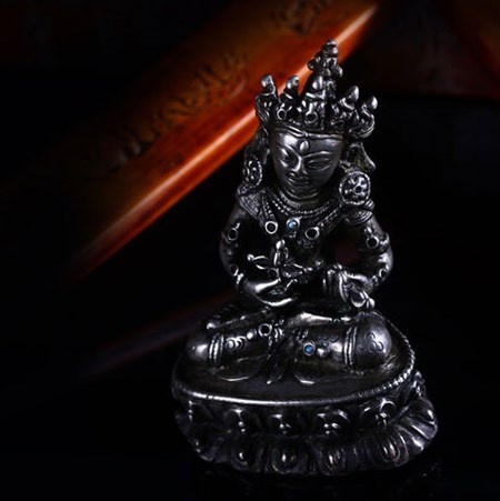 Một bức tượng bồ tát Vajrasattva (Kim Cang Tát Đỏa) chế tác vô cùng tinh xảo.