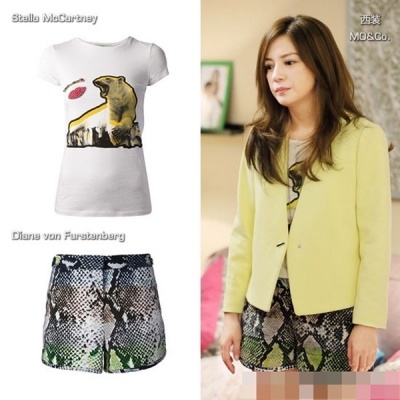 Áo phông Stella McCartney, quần short Diane von Fursterberg, áo khoác Mo&Co. Phong cách này giúp cô 