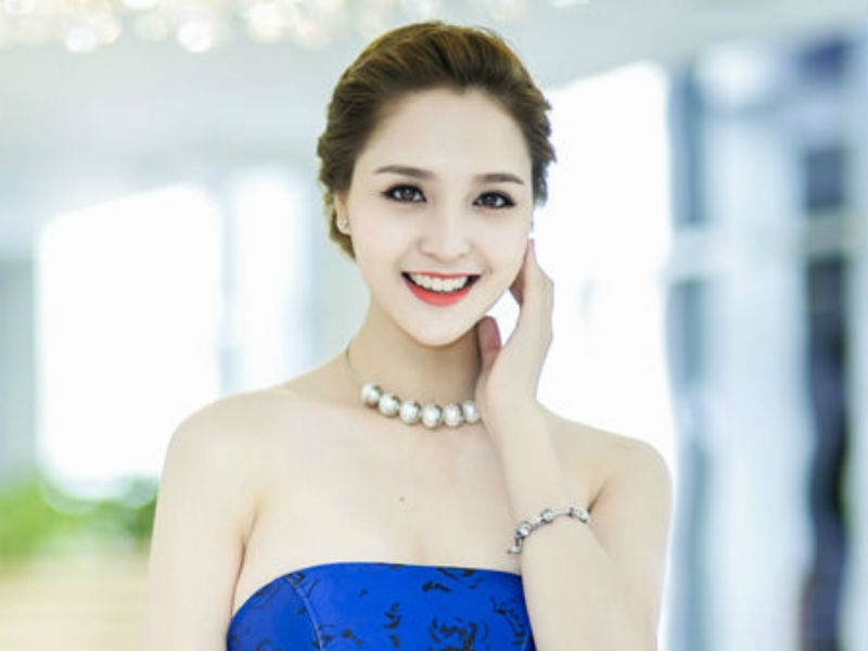 A hau Hoang Anh khoe vai tran goi cam hinh anh