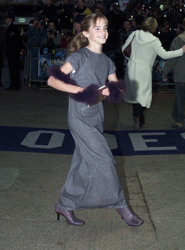Ngay lần đầu tiên xuất hiện tại sự kiện ra mắt phim “Harry Potter” năm 11 tuổi, Emma Watson đã gây chú ý cho khản giả bởi phong cách thời trang có phần già dặn của mình. Nhưng có lẽ chính sự “chính chắn” trước tuổi ấy đã là sức bật quan trọng khiến Emma trở thành 1 trong những ngôi sao nữ dưới 30 tuổi thành công nhất thế giới như ngày hôm nay. 