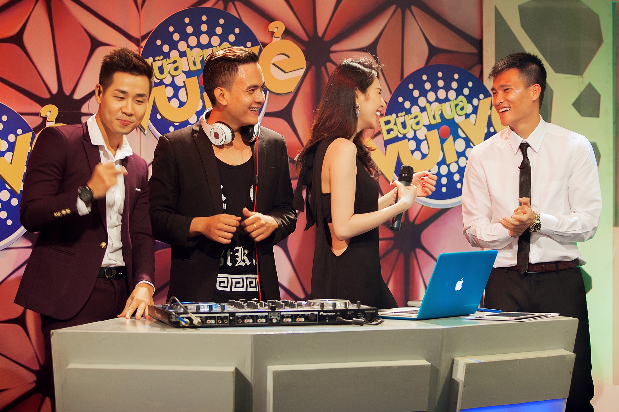 Thuy Tien, Cong Vinh hon nhau say dam tren song truyen hinh hinh anh