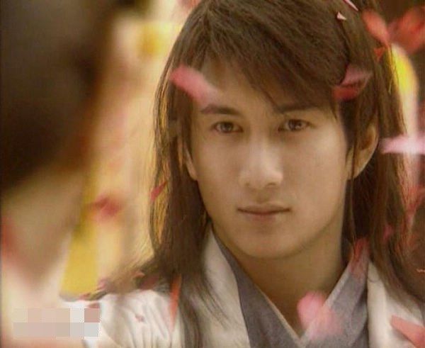 Ngô Kỳ Long từng gây ấn tượng với khán giả nhờ tạo hình lãng tử trong Hiệp nữ phá thiên quan.