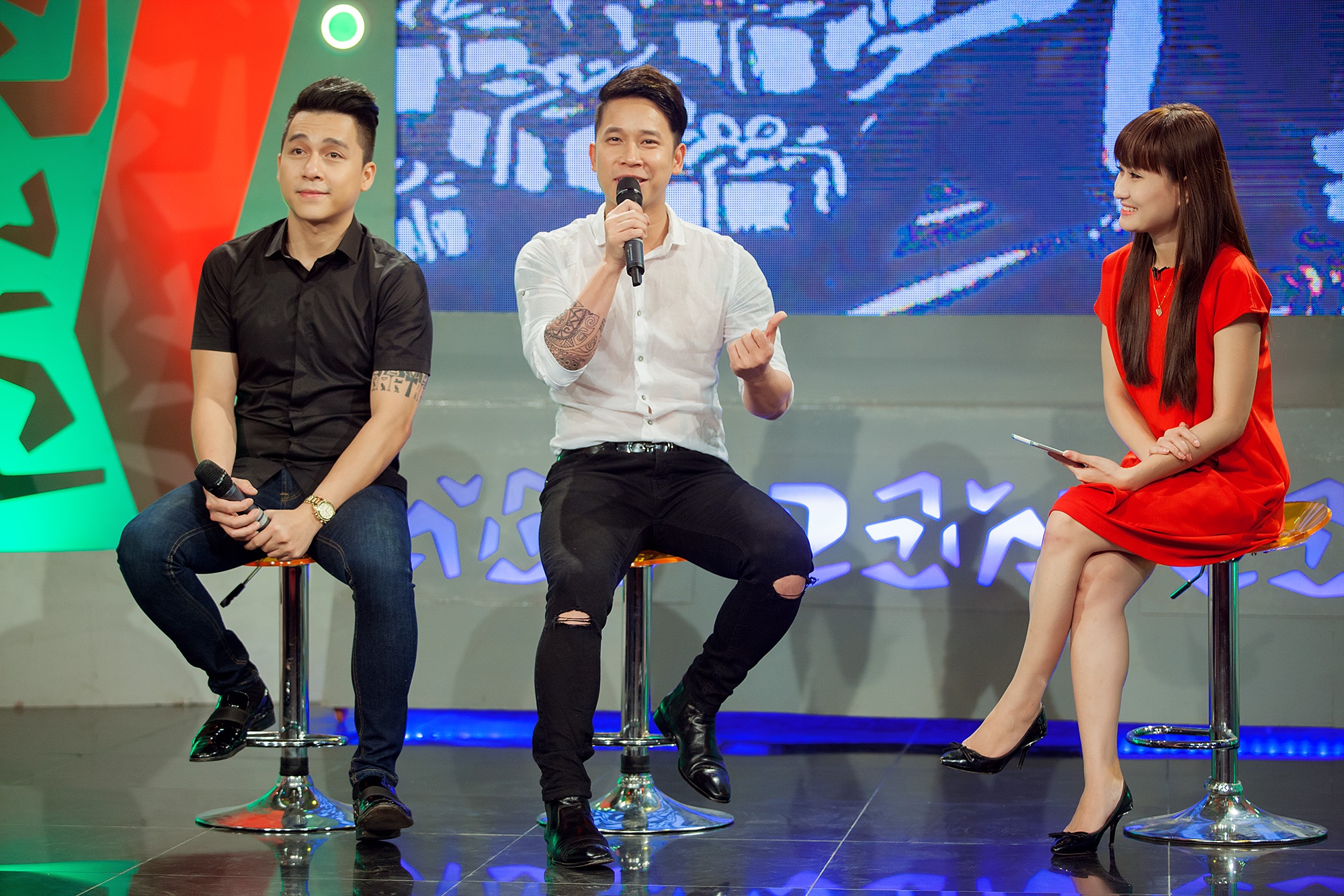 Tien Dung bong dua de duoc ngoi canh 'nguoi dep' hinh anh