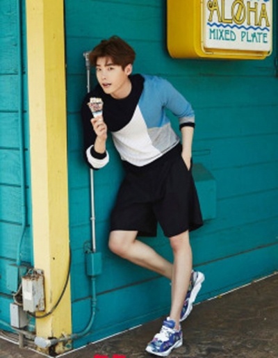Nam diễn viên điển trai Lee Jong Suk vô cùng nổi bật và chất chơi chỉ với áo thun, quần short và sneaker. Nhưng anh phối áo và giày đồng điệu về màu sắc.