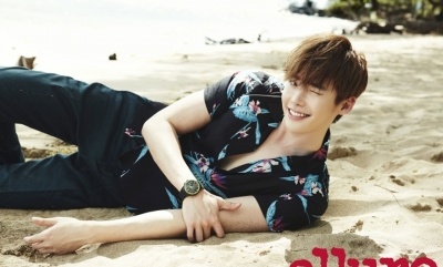 Sơ mi cộc tay họa tiết hoa lá tưởng chừng chỉ dành cho phái yếu, nhưng lại cực kỳ phù hợp cho một set đồ đi biển của cánh mày râu.