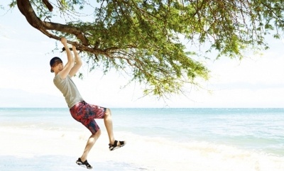 Quần short họa tiết màu sắc được phối cùng áo thun một màu và sandals quai đen, trông Lee Jong Suk cực kỳ thoải mái và năng động.