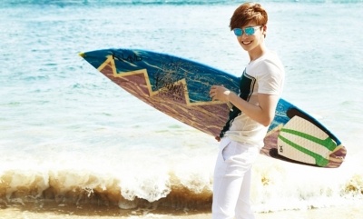 My nam Han 'choi sac mau' trong trang phuc di bien hinh anh