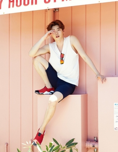 Set đồ đen trắng cực đơn giản nhưng Lee Jong Suk đã khiến nó trở nên nổi bật và bắt mắt khi phối cùng sneaker và kính tráng gương tone đỏ.