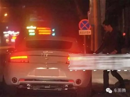 Lý Thần cũng là chủ nhân của chiếc Aston Martin Rapide S, “chiếc xe bốn cửa đẹp nhất thế giới”