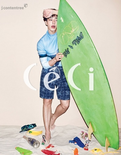 Trang phục đậm chất sport với áo thun dài tay và quần short mang đến sự thoải mái cho nam diễn viên. Việc phối màu kiểu color-block đậm nhạt khiến cho set đồ đơn giản trở nên cuốn hút.