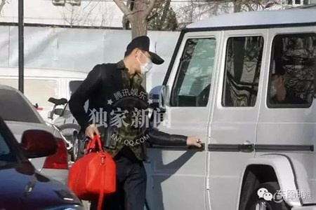 Tháng 2.2014, Lý Thần đưa bà nội đến viện khám bệnh bằng chiếc Mercedes-Benz G63 AMG.