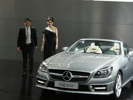 Cô cũng là chủ nhân của chiếc Mercedes-Benz S350L, dòng xe thế hệ thứ 9 của Mercedes-Benz S-class thế hệ W221, giá trị 2,7 triệu NDT.