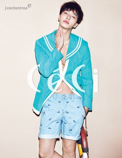 Set đồ tone xanh nhạt khiến Gi Kwang giống như một chàng thủy thủ đích thực.