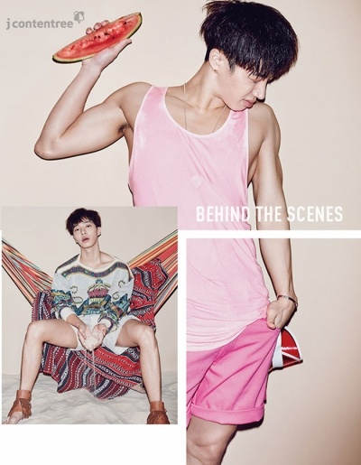 Áo thun họa tiết cổ điển (trái) mang đến cho nam diễn viên vẻ hoang dại, đối lập với đó là set đồ áo tank top - quần short tone hồng (phải) nhưng không làm mất đi vẻ nam tính của Gi Kwang.