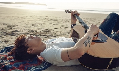 Kim Pil mix áo thun trắng và quần jeans vảy sơn mang đến vẻ năng động và cá tính.