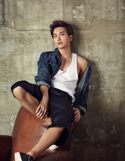 Thành viên nhóm Super Junior, Lee Teuk cũng lựa chọn tank top trắng mặc trong và jeans khoác ngoài. Anh phối cùng quần short đen và giày sneaker.