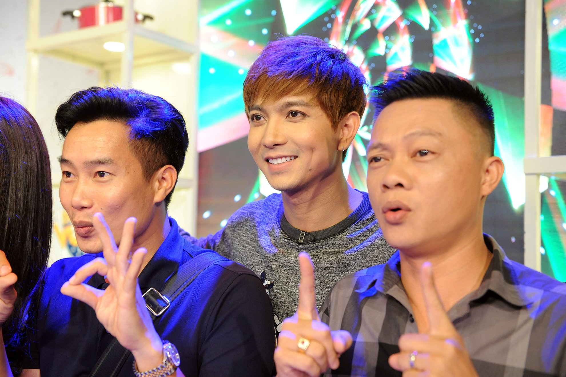 BTV Quang Minh 'do suc' voi Tim khi hat ve bien hinh anh