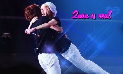 Anh em 2Min (Taemin - Minho) gắn với nhau như hình với bóng. Cả hai chăm sóc nhau từ kiểu tóc, chia sẻ món ăn ngon, mua sắm cùng nhau.