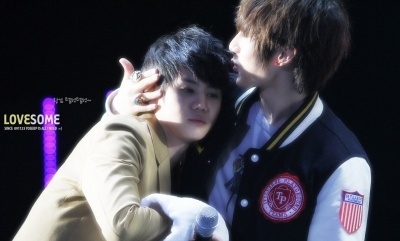 Yoseob (Beast) nhỏ bé trong vòng tay Hyunseung.