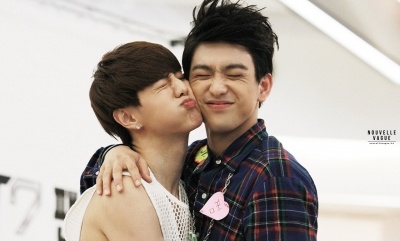 Khoanh khac than mat cua cac cap sao nam Kpop hinh anh