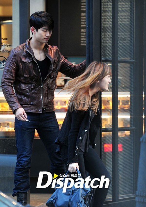 Hình ảnh hẹn hò của hai ca sĩ tràn lan trên các mặt báo.