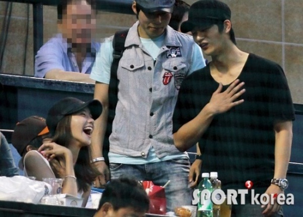 Bức ảnh bị chụp lại khi Yoona và Seo In Guk vô tình gặp nhau.