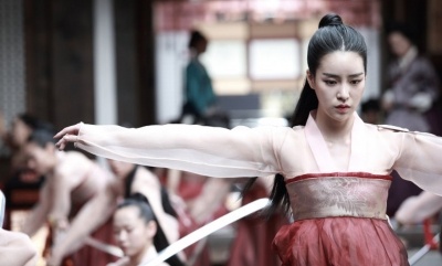 Giữa 1 vạn cung nữ, cô vẫn nổi bật và đi đến mục tiêu cuối cùng.