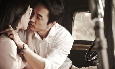 Nam tài tử Song Seung Hun không tiếc lời khen ngợi Ji Yeon trong ngày phim ra mắt: “Bạn diễn của tôi đã hoàn thành rất xuất sắc công việc của mình. Dù đây là bộ phim đầu tay nhưng Ji Yeon đã rất tự nhiên nhập vai, như thể cô ấy biết cách để tỏa sáng. Tôi đã phải không ít lần ngạc nhiên vì cô ấy