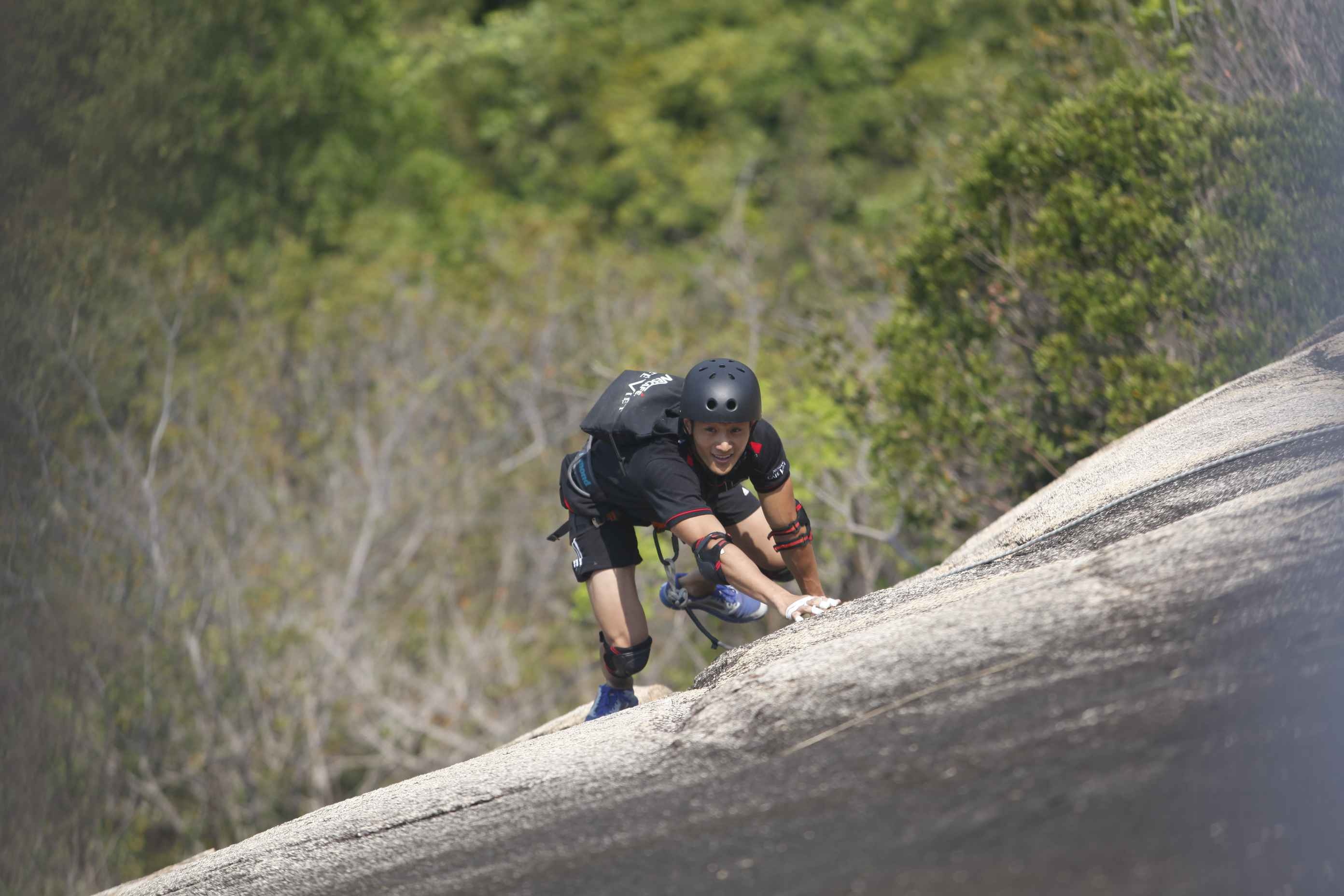 'Hot boy 6 mui' Duy Phuong leo 100 m nui doc voi gan 4 phut hinh anh