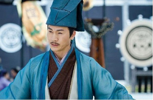 Nhạc Bất Quần trong Tiếu ngạo giang hồ  Có thể nói Nhạc Bất Quần là kẻ tiểu nhân, ngụy quân tử đáng ghét nhất trong phim kiếm hiệp Kim Dung. Là trưởng môn của phái Hoa Sơn, bề ngoài Nhạc Bất Quần luôn tỏ ra đạo mạo, nói điều nhân nghĩa, không tranh chấp với đời. Vì thế, hắn có ngoại hiệu là Quân tử kiếm. Thế nhưng kì thực, hắn là một kẻ nham hiểm, mưu mô, xảo trá, không từ thủ đoạn để đạt được mục đích.Nhằm chiếm Tịch tà kiếm phổ, Nhạc Bất Quần đã dùng chính con gái Nhạc Linh San làm mồi nhử, rồi sau đó đổ vạ cho đại đệ tử Lệnh Hồ Xung. Hắn còn âm thầm hại chết trưởng môn phái Hằng Sơn. Vì giấc mộng bá chủ võ lâm, hắn sẵn sàng tự cung để học Tịch tà kiếm phổ.