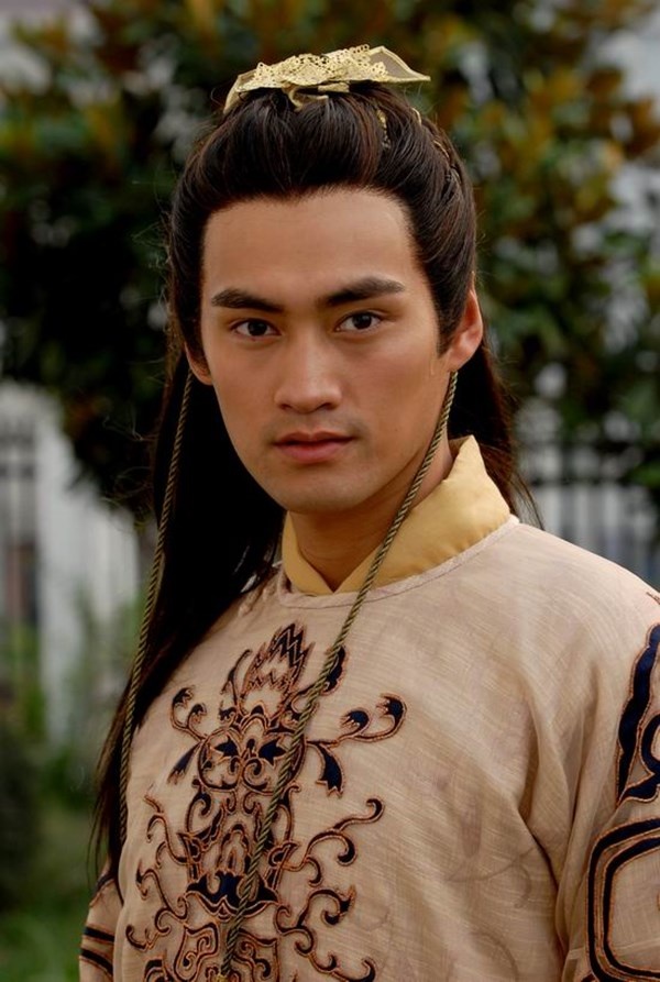 Dương Khang trong Anh hùng xạ điêu: Dương Khang là anh em kết nghĩa với Quách Tĩnh. Nếu Quách Tĩnh tốt bụng, hào hiệp và trượng nghĩa bao nhiêu thì Dương Khang lại ích kỷ, thủ đoạn và đam mê quyền lực bấy nhiêu. Ham giàu sang và danh vọng, hắn đã nhận giặc làm cha, phản bội lại bạn bè và sư phụ. Dương Khang còn lập mưu để Quách Tĩnh quay sang đối đầu với Hoàng Dược Sư - bố của Hoàng Dung. Quỷ kế đa đoan là thế nhưng hắn cuối cùng cũng không đạt được mục đích và chết vì trúng độc rắn.