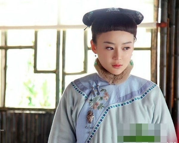 Viên San San vốn dĩ đã không được đánh giá cao trong dòng phim cổ trang. Cô nàng càng thêm kém nổi bật với kiểu tóc mái bằng ngắn cũn cỡn khi vào vai Tống Liên Thành trong bộ phim truyền hình Cung Tỏa Liên Thành.