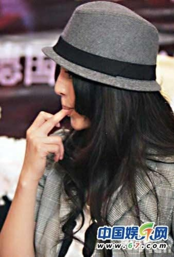 Cô hồn nhiên mút ngón tay trước ống kính.