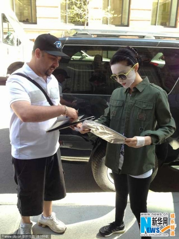 Nữ diễn viên đeo mặt nạ đắp mặt.