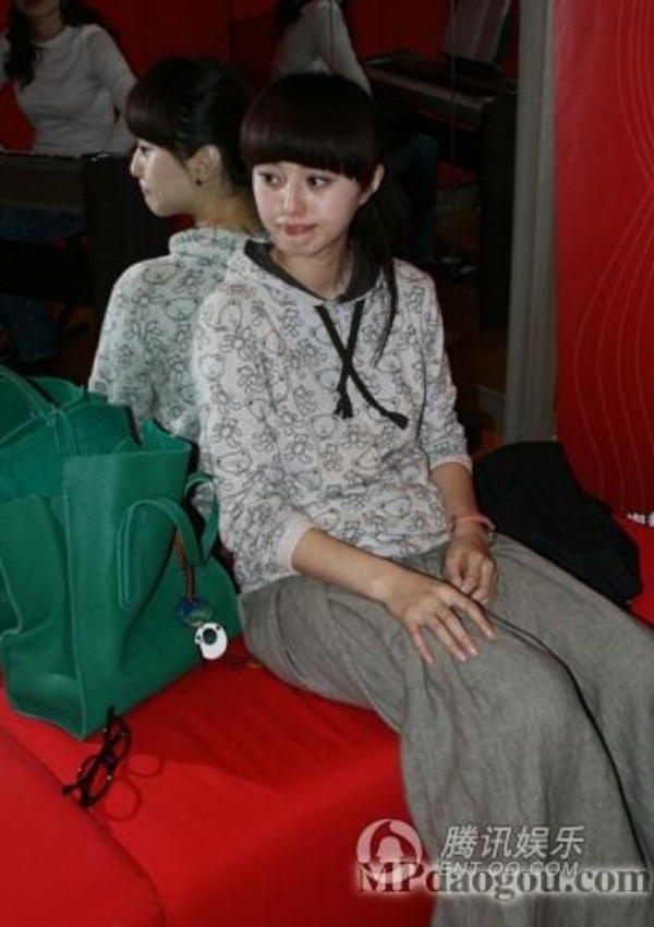 Nét quê mùa trong gu ăn mặc của nữ hoàng thời trang Cbiz. 