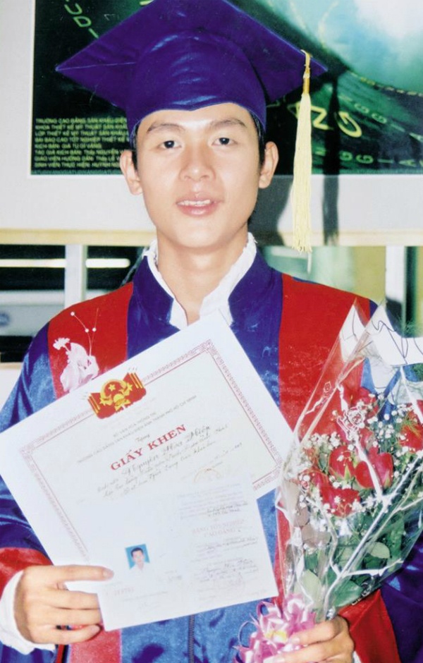 HÒA HIỆP  Suốt những năm học ở trường Cao đẳng Sân khấu – Điện ảnh TP. HCM, Hiệp “hí” luôn đứng top đầu trong lớp. Thế nên tháng 11–2008, anh tốt nghiệp với tấm bằng thủ khoa là điều không mấy ngạc nhiên. Cùng ra trường với Hòa Hiệp là các gương mặt quen thuộc của showbiz Việt như Lê Khánh, Lý Thanh Thảo.