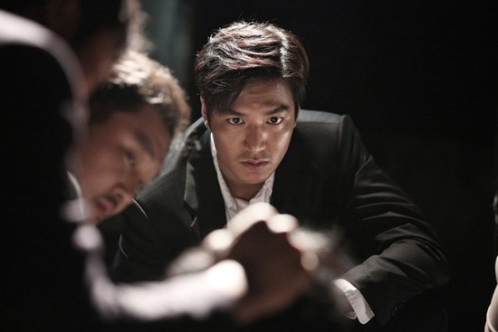 Anh có sự thay đổi 180 độ sau khi tham gia bộ phim điện ảnh Gangnam Blues. Trong tác phẩm này, Lee Min Ho trông vô cùng rắn rỏi và nam tính.