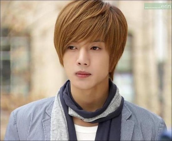 Giống như Lee Min Ho, Kim Hyun Joong cũng là một trong bốn thành viên của  nhóm F4 nổi danh trong Boys Over Flowers.