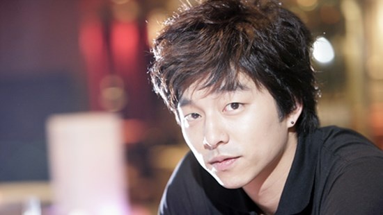 Trong Coffee Prince, Gong Yoo ghi dấu ấn với hình tượng ấm áp, điển trai  và dịu dàng.