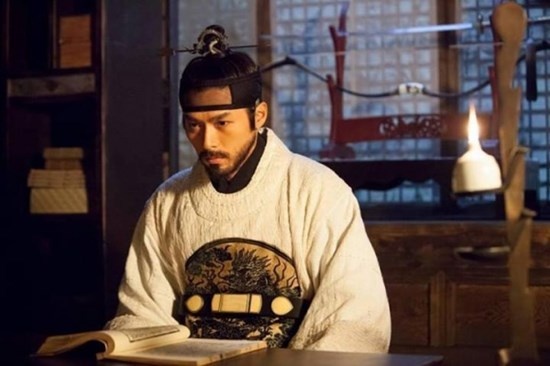 Sau khi xuất ngũ, Hyun Bin gây bất ngờ cho khán giả với hình tượng nam tính,  mạnh mẽ trong bộ phim điện ảnh cổ trang The Fatal Encounter.