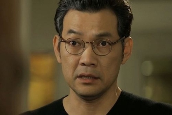 Yoon Jae Boom – bố của Yoon Soo Wan trong Angel Eyes: Yoon Jae Boom (Jung Jin Young) muốn tốt cho cô con gái Soo Wan (Goo Hye Sun) nhưng lại không quan tâm tới cảm xúc của cô. Những hành động của Jae Boom từng khiến Soo Wan đau lòng và oán hận ông sâu sắc.