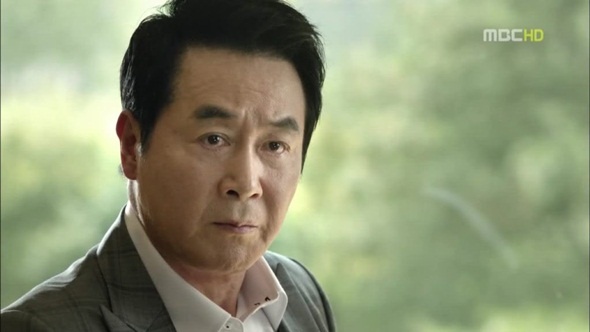Han Tae Joon – bố của Han Jung Woo trong Missing YouHan Tae Joon (Han Jin Hee) chỉ quan tâm tới danh tiếng và tiền bạc chứ không để tâm tới gia đình và cậu con trai Han Jung Woo. Ông cũng là người vô cùng đáng sợ, sẵn sàng giở mọi thủ đoạn và hành động bỉ ổi để đạt được mục đích. Tae Joon chính là người gián tiếp gây ra bi kịch cho con trai Jung Woo và người yêu của cậu là Soo Yeon (Yoon Eun Hye).