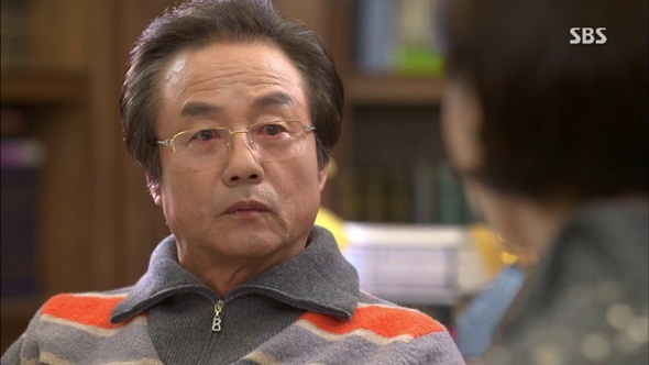 Kim Nam Yun – bố của Kim Tan trong The Heirs  Kim Nam Yun (Jung Dong Hwan) – bố của Kim Tan (Lee Min Ho) luôn khuyến khích sự ganh đua giữa hai con trai. Đối với ông, thành công của tập đoàn là quan trọng nhất. Vì vậy, ông cảm thấy Kim Tan thật vô dụng khi anh không thể đóng góp gì cho công việc làm ăn. Kim Nam Yun không quan tâm tới hạnh phúc của con trai. Khi phát hiện ra Tan thích cô gái nghèo Eun Sang, ông đã sắp xếp cho Eun Sang vào học ở trường trung học Jeguk. Ông muốn mượn tay những học sinh khác để cho Eun Sang biết rằng cô với Tan không bao giờ có thể đến bên nhau.