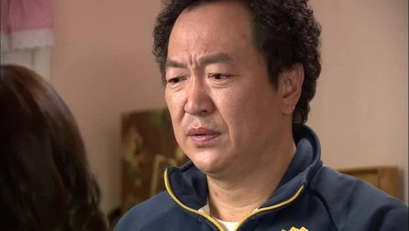 Wi Dae Han – bố của Mae Ri trong Mary Stayed Out All Night  Dae Han (Park Sang Myun) vì đầu tư thua lỗ cũng như nghiện cờ bạc nên chìm trong nợ nần. Ông đẩy cuộc sống của chính mình và cô con gái Mae Ri (Moon Geun Young) vào cảnh bần hàn, khốn khổ. Do nợ nần của bố, Mae Ri không thể học đại mà phải làm đủ thể loại công việc.Vì tiền bạc, Dae Han ép con gái phải kết hôn với con trai của một người bạn. Ông thậm chí còn giả mạo chữ kỹ của con gái để đăng kí kết hôn cho cô. 