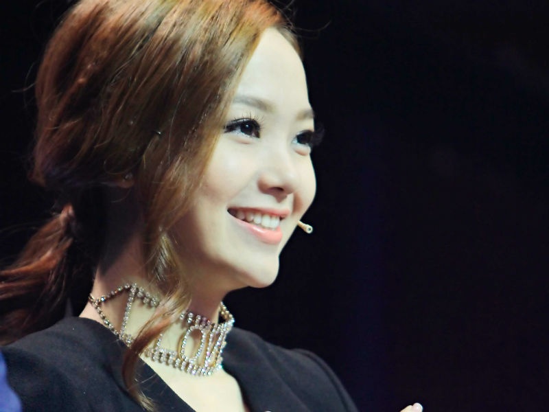 Minh Hang khoe phu kien hang hieu tren ghe nong hinh anh