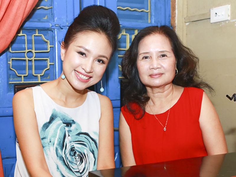 Bo me chong cu den mung Van Hugo mo quan an hinh anh