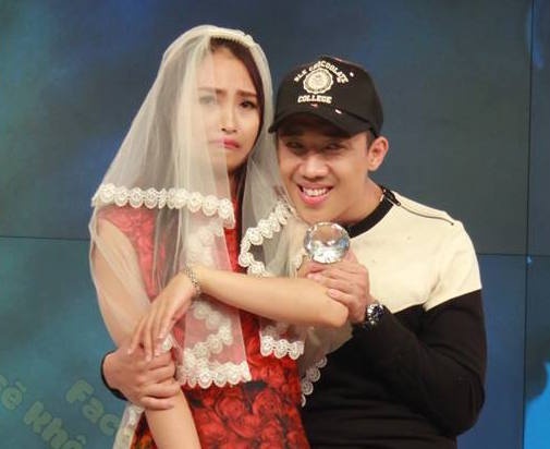 Tran Thanh cuop dau, trao nhan khung cho MC Mu Tat hinh anh