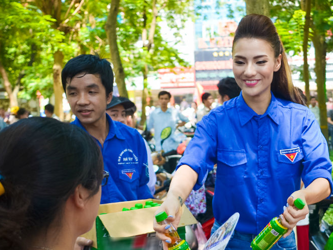 Hong Que doi nang di phat nuoc cho si tu hinh anh