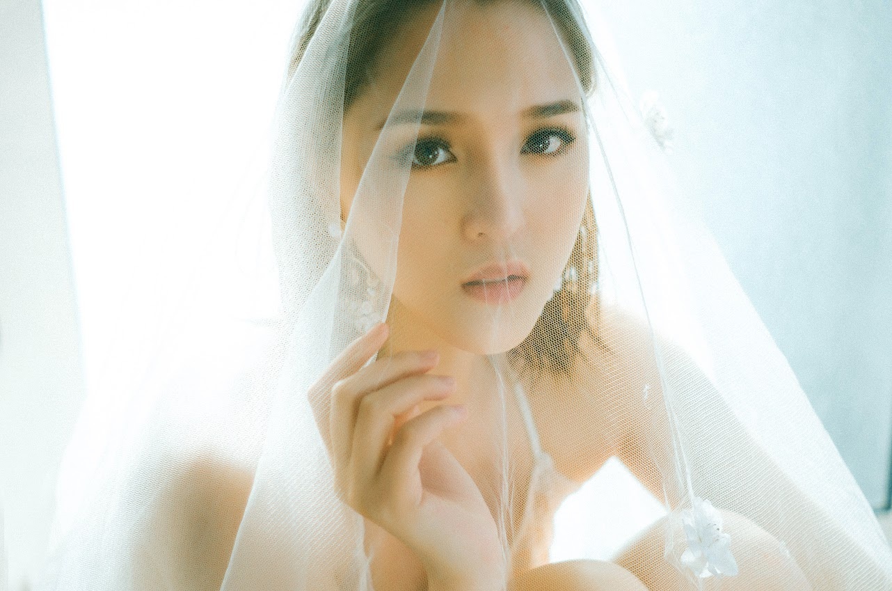 A hau Hoang Anh hoa co dau goi cam hinh anh