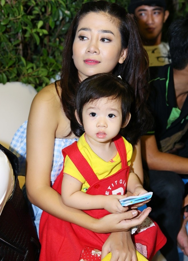 Mai Phương: Năm 2014, nữ diễn viên Tấm hộ chiếu vào đời cũng khiến người hâm mộ bất ngờ khi chia sẻ, đã là mẹ của bé gái 7 tháng tuổi. Mai Phương chỉ tiết lộ, bé có đôi mắt to tròn giống mẹ, những nét còn lại giống bố. Cô giữ kín thông tin về cha của con gái. Ảnh: AK. 